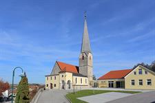 Foto für Pfarrkirche mit Pfarrheim